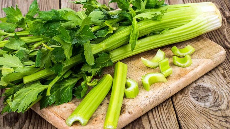 Daun saderi adalah sayur-sayuran rendah kalori yang kaya akan air, serat, vitamin, mineral, dan antioksidan. Ia dikenali memiliki beberapa manfaat kesihatan. Berikut adalah beberapa manfaat celery.